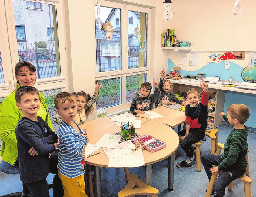 Erzieherin Janine Kankel übt mit den Vorschulkindern. In der Weihnachtzeit wurde auch viel gebastelt.