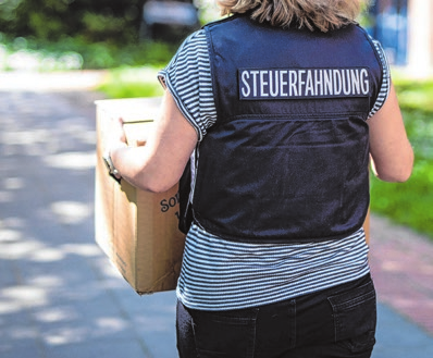 Bei Durchsuchungen stellen Beamtinnen und Beamten der Steuerfahndung zum Beispiel Ordner, Festplattendaten, Mailverläufe und andere Beweisunterlagen sicher. Foto: Christoph Schmidt/dpa-mag