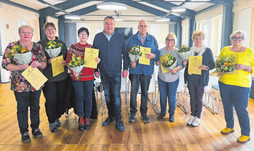 Von Bürgermeister Wilhelm Westerkamp in den neuen Seniorenbeirat berufen: Erika Lömker, Sabine Lenke, Karola Philipp, Roland Waldstein, Herma Lindner, Waltraut Krüger und Martina Jendryka (v.l.). Nicht auf dem Foto ist Gudrun Grassow. Foto: Ulf Kämpfe