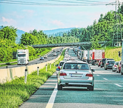 Die Rettungsgasse muss sofort bei Staubeginn gebildet werden. Foto: pixabay