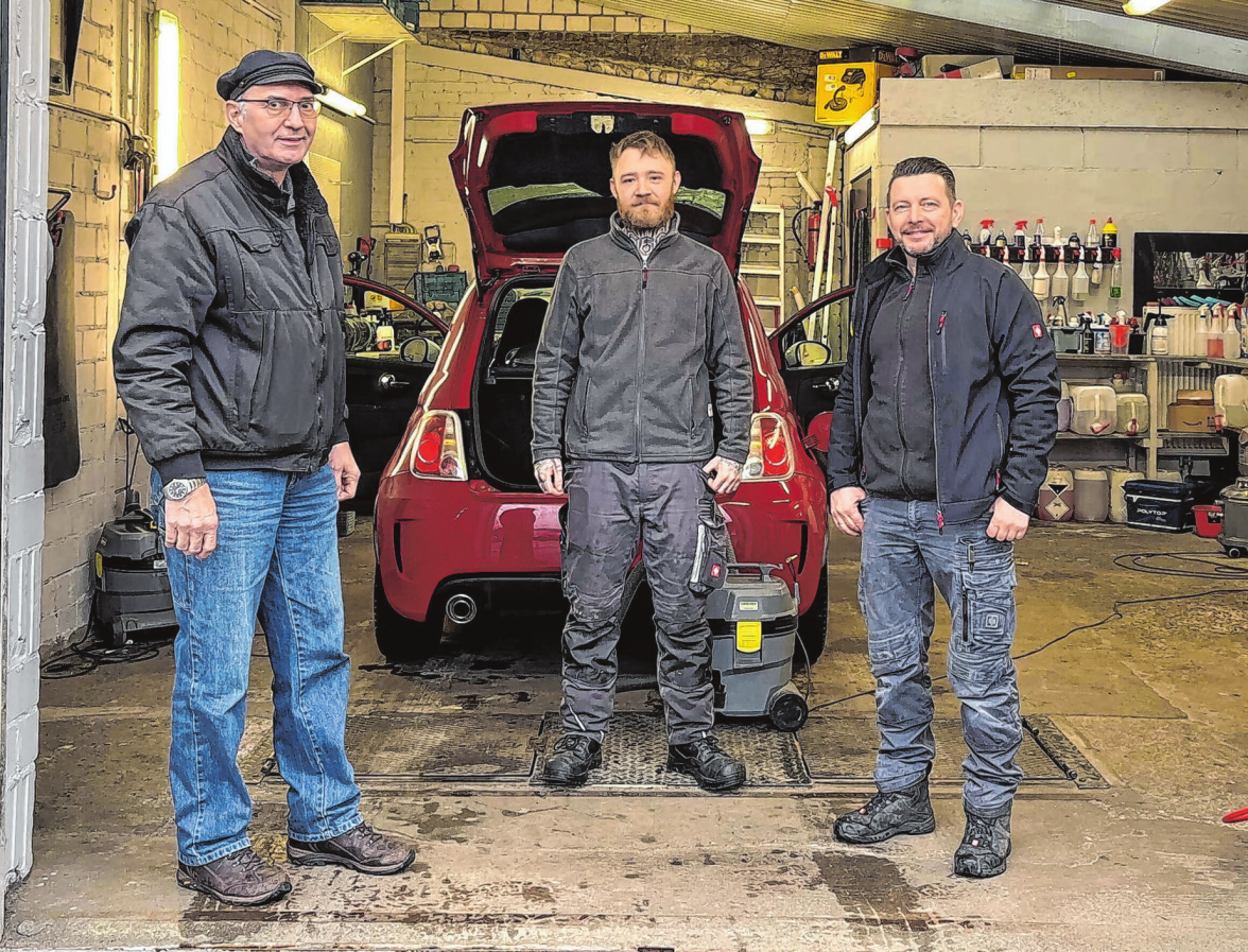 In der Aufbereitungshalle werden Autos nicht nur gewaschen, sondern rundum gereinigt.