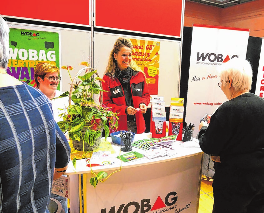 Beratung: An zahlreichen Ständen, wie hier bei der WOBAG, erfahren Senioren Wissenswertes für ein Leben im Alter, in dem man sich wohlfühlt.