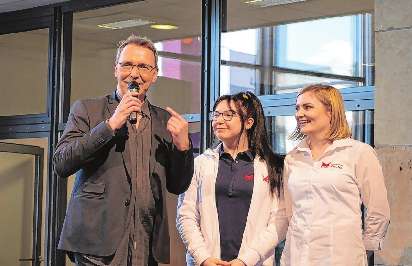 Gastgeber mit Charme: Moderator Uwe Schmiedel, hier im Gespräch mit Ausstellern der vergangenen Seniorenmesse