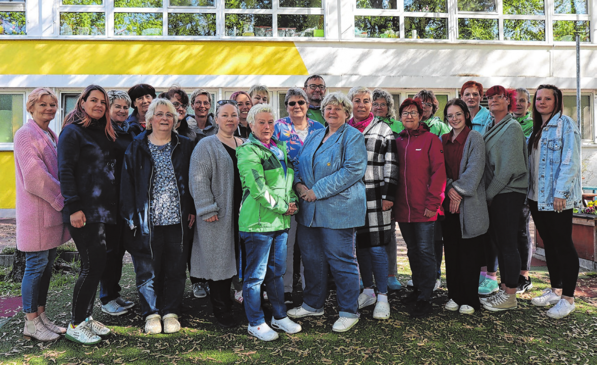 Das Team rund um Kita-Leiterin Heike Seidler (6. von links vorn im Bild), besteht aus 21 Erzieherinnen, fünf Mitarbeitern im technischen Bereich sowie einem Hausmeister und drei Angestellten in der Küche. Fotos: Anna Pröschild