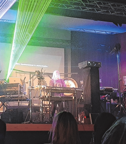 Paule Pond bei seinem spektakulären Konzert im vergangenen Herbst in der Stadthalle Bernau. Foto: Andreas Kampa