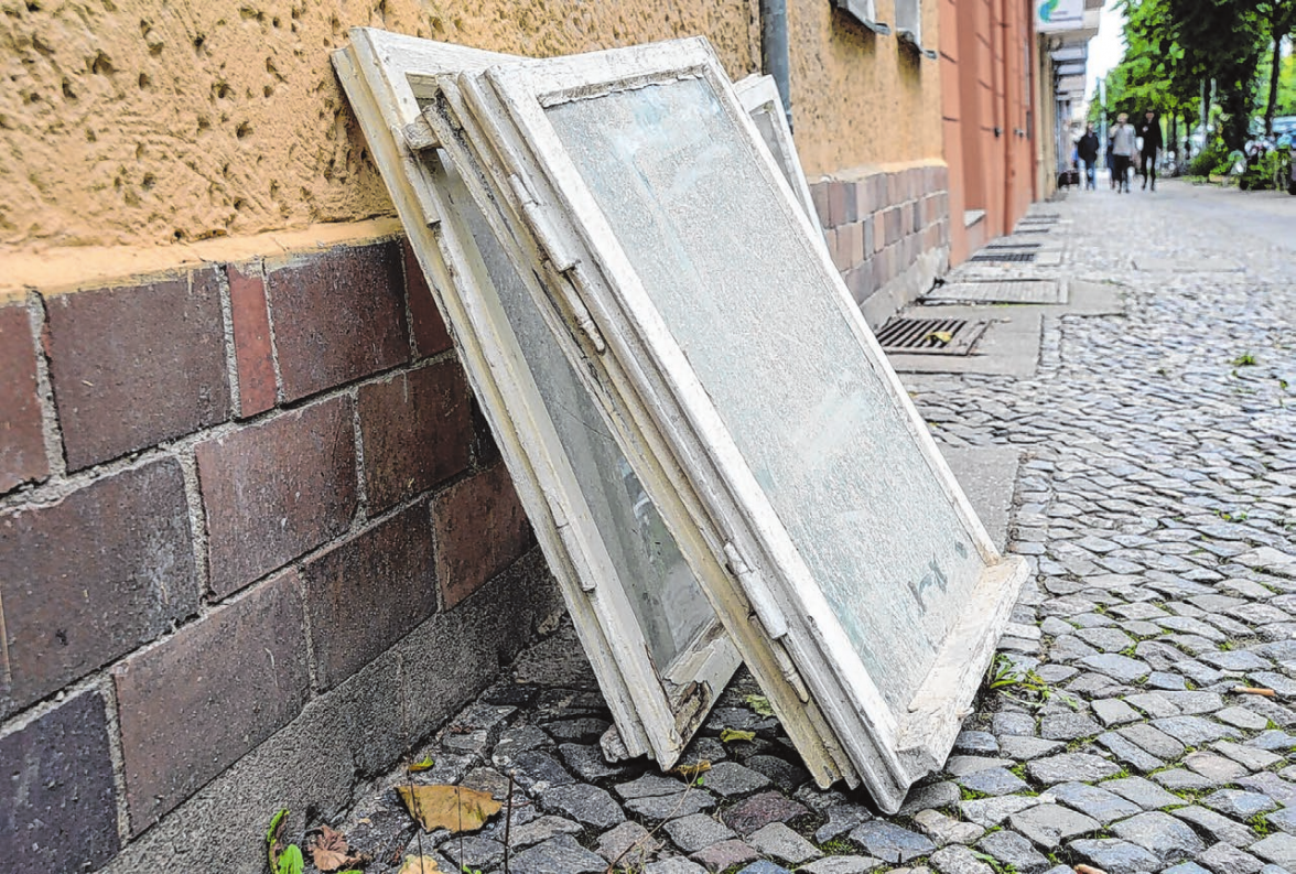 Sinnvoll vorgehen: Ein kompletter Fenstertausch sollte nur bei Schäden am Rahmen vorgenommen werden. Foto: Andrea Warnecke/dpa-mag