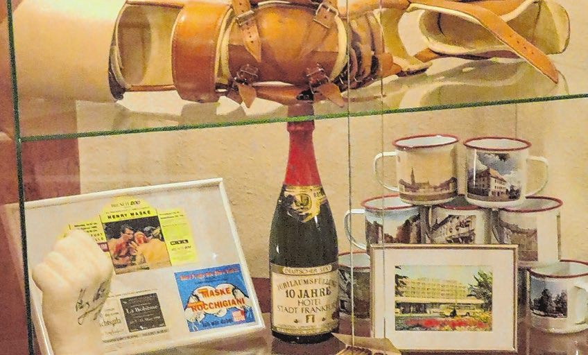 In der Vitrine gesichert: Die Flasche„10 Jahre Hotel Stadt Frankfurt“ ist laut Isabelle Strohwald einmalig und bleibt daher gut verschlossen in der Vitrine im ersten Stock des Sanitätshauses - zusammen mit Erinnerungsstücken.