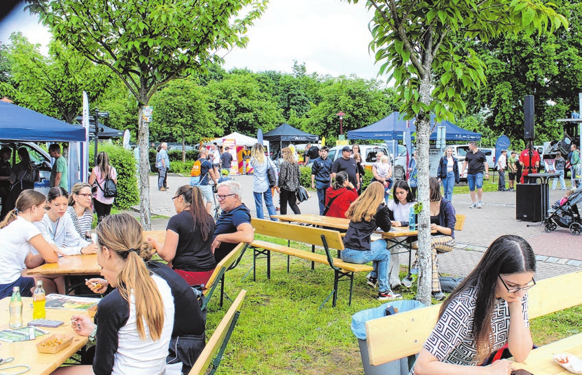 Im Außenbereich rund um die Giebelseehalle ist genug Platz für gute Gespräche und weitere Aussteller.