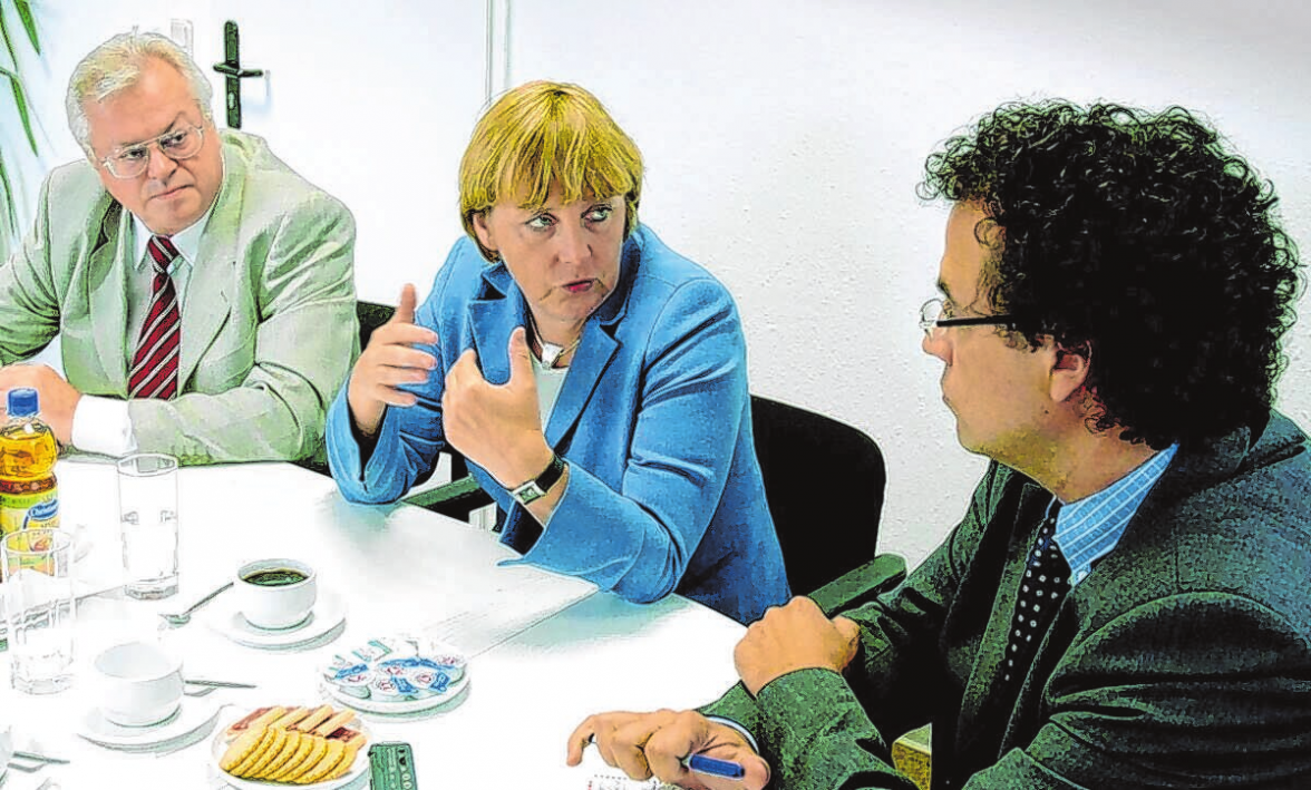 CDU-Chefin Angela Merkel mit dem damaligen MOZ-Chefredakteur Heinz Kurtzbach im Jahr 2004. Foto: Heinz Köhler