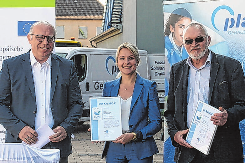 Bei der feierlichen Übergabe: Frank Wruck (links) von der IHK Ostbrandenburg überreicht die EMAS-Zertifikate an die Geschäftsführer Stefanie Platz und Holger Dickhoff. Nach drei Jahren Vorbereitung und eineinhalb Jahren intensiver Vorarbeit erhält das Unternehmen die Beurkundung. EMAS steht für „Eco Management and Audit Scheme“. Foto: Markus Pettelkau