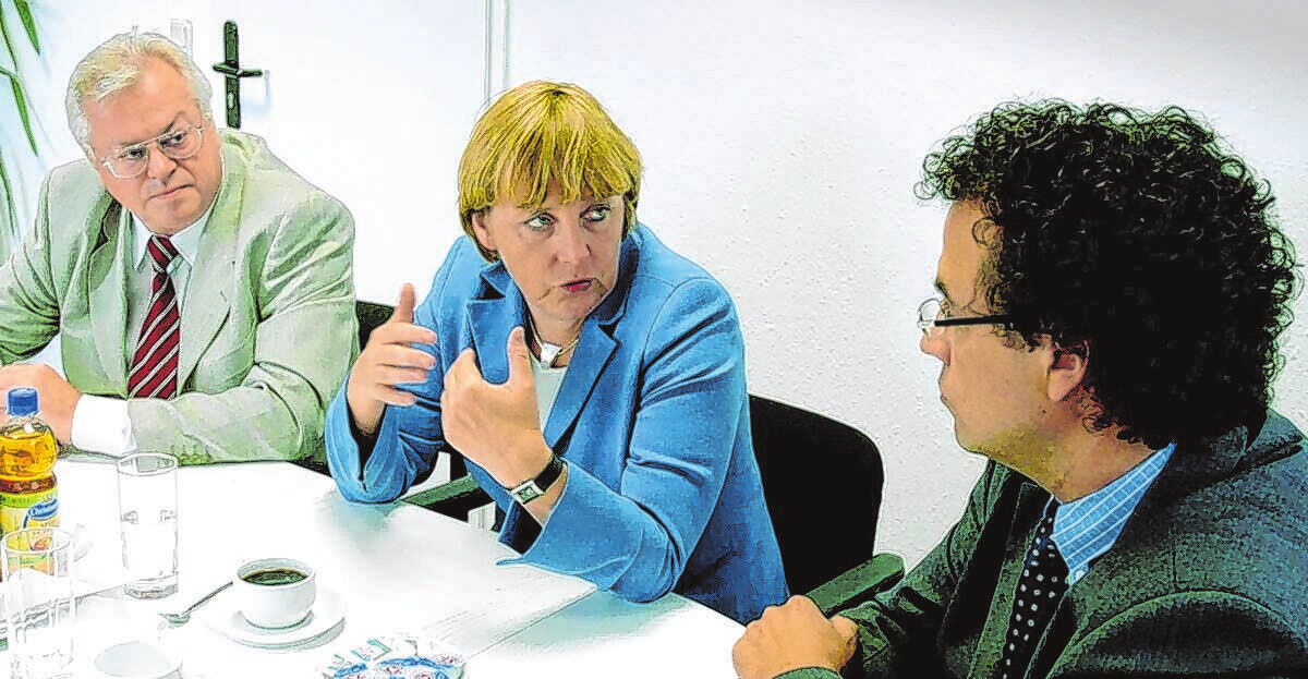 CDU-Chefin Angela Merkel (M.) mit den damaligen MOZChefredakteuren Heinz Kurtzbach (I.) und Frank Mangelsdorf (r.) im Jahr 2004. Foto: Heinz Köhler