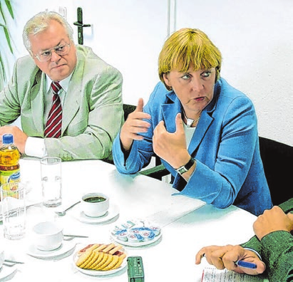 CDU-Chefin Angela Merkel (M.) mit den damaligen MOZChefredakteuren Heinz Kurtzbach (I.) und Frank Mangelsdorf (r.) im Jahr 2004. Foto: Heinz Köhler