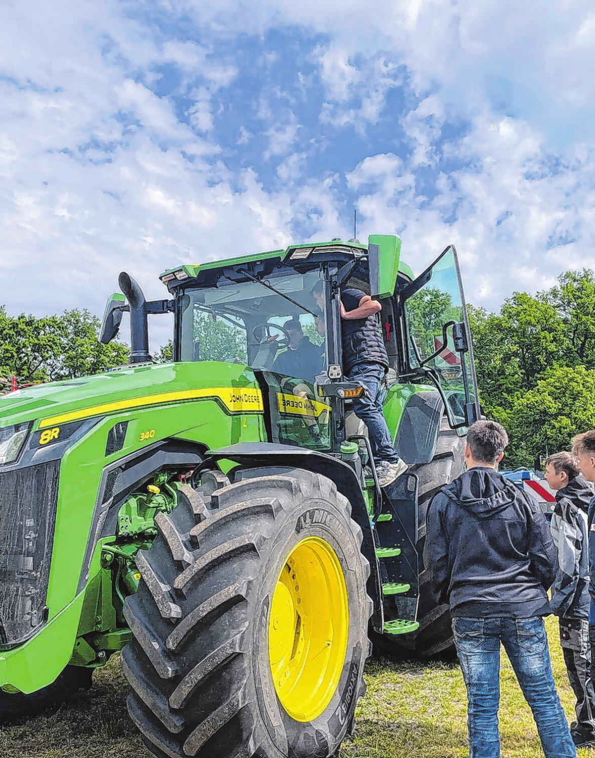 Bei S&L Connect gab es Landwirtschaft zum Anfassen. Viele interessierte Jugendliche schauten sich die riesigen Landmaschinen genau an.