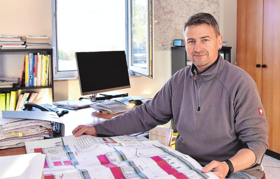 Immer mit aktuellen und neuen Bauvorhaben befasst: der Chef Erik Jaß am Bauplan vom Rohbau der Freiwilligen Feuerwehr in Marxdorf