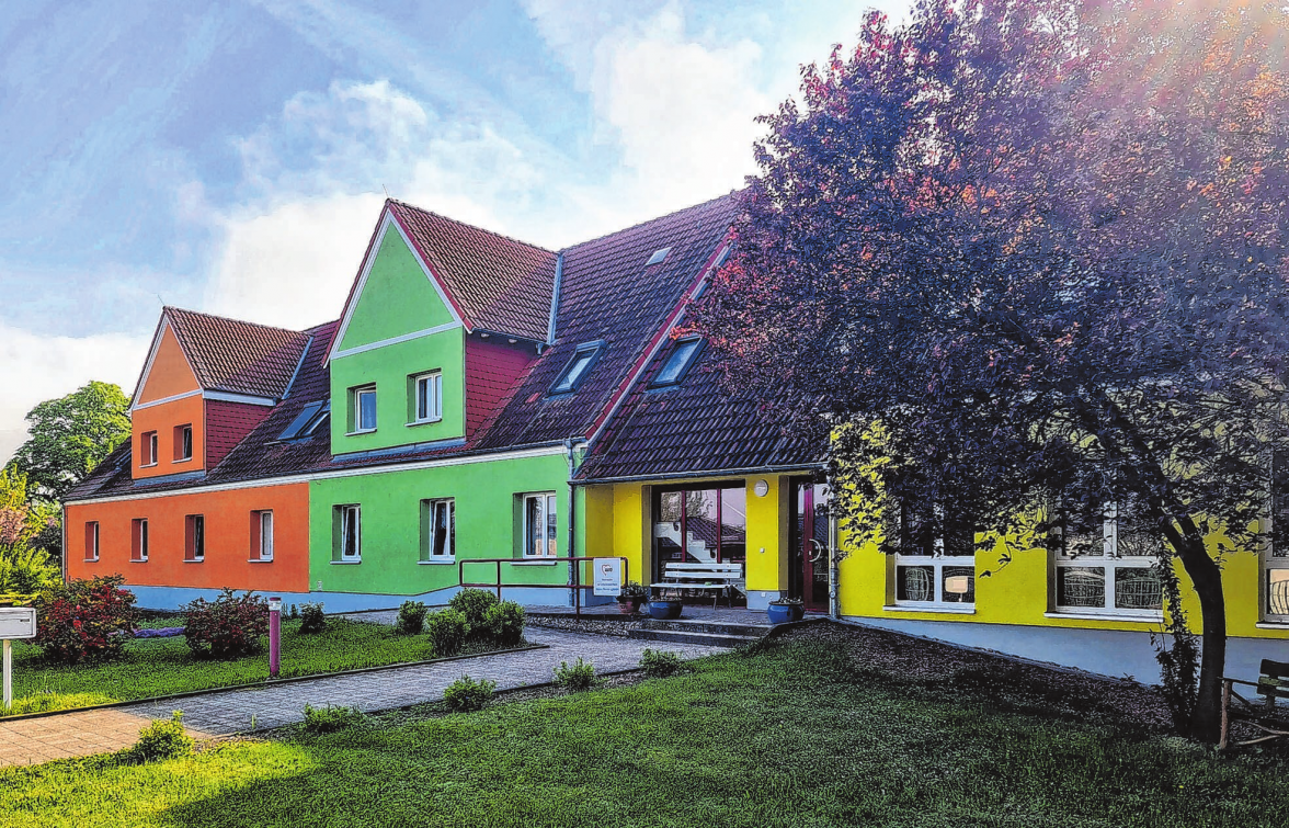 Eines von vielen Referenzobjekten der Firma Jaẞ in Seelow: die AWO-Wohnstätte in Zernikow. Die Fassade erstrahlt jetzt in leuchtenden Farben. An diesem Gebäude wurde auch die Dämmung erneuert.
