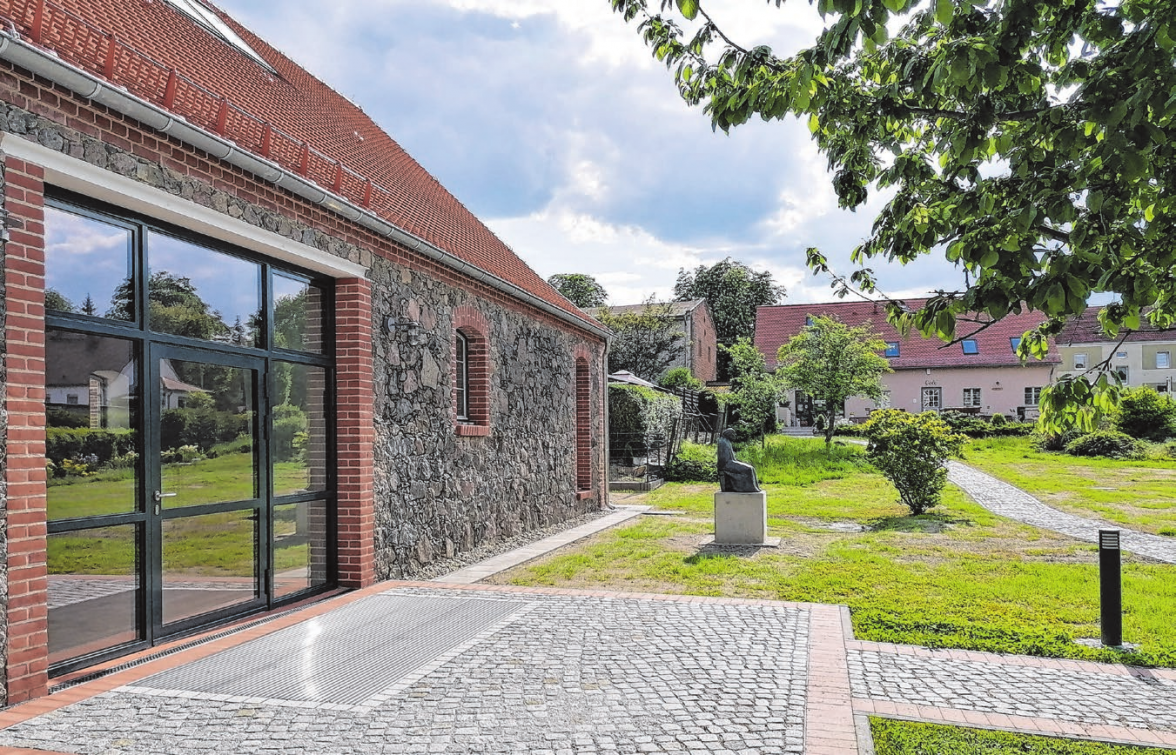 Zu den repräsentativen Objekten, an denen Bauleute der Firma Jaß mitgewirkt haben, gehört die rekonstruierte und zu einem Begegnungszentrum ausgebaute Feldsteinscheune am Schloss Trebnitz. Foto: Doris Steinkraus/Archiv