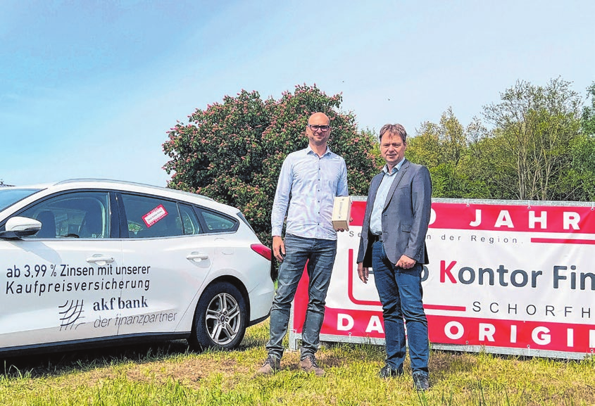Die IHK Ostbrandenburg, Fachbereichsleiter Jörn Klitzing (r.) gratuliert dem Automobilkaufmann zum Jubiläum.