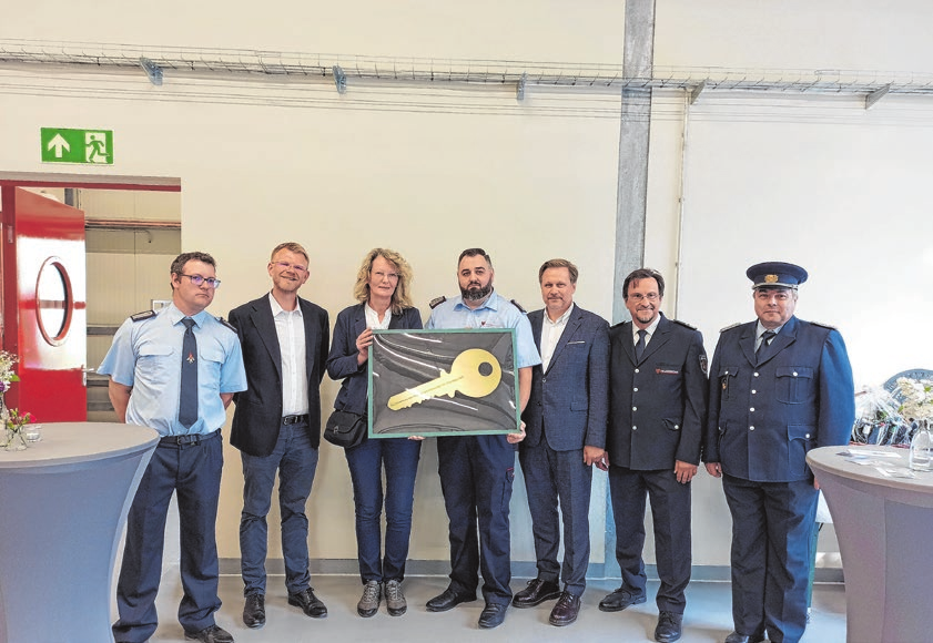 Die Schlüsselübergabe für das neu errichtete Feuerwehrgerätehaus in Groß Rietz stimmte viele stolz.