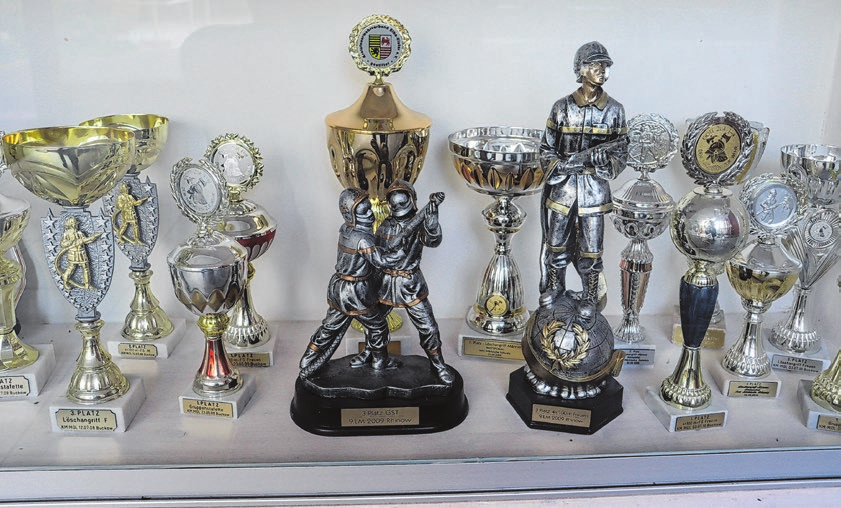 Ein Teil der umfangreichen Pokalsammlung: Auch im Feuerwehrsport gehörten die Buckower lange zu den besten Teams landesweit. Fotos: Thomas Berger