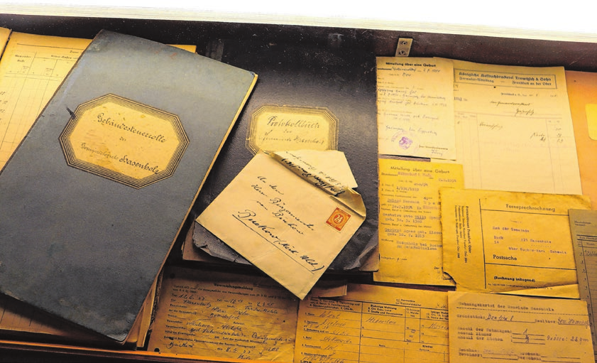 Einige historische Dokumente zu Dorf und ansässigen Familien lagen im Kircheneingang in einer Vitrine aus.