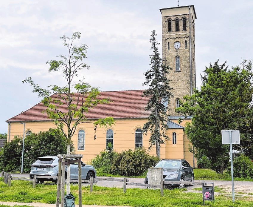 Herz und Wahrzeichen des Ortes: die Dorfkirche heute aus Sicht der Sporthalle MME