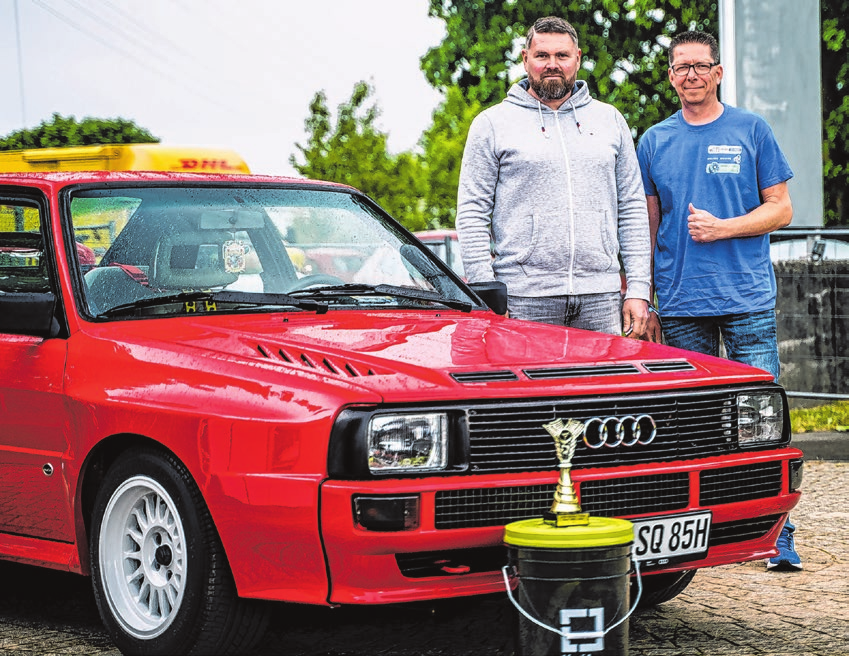 Ronny Dick (rechts) von der Erkner Gruppe verleiht Stefan Schmiedel den 2025-er Pokal für das beste Originalfahrzeug: Ein Audi Sport aus den 1980-er Jahren. Auch die Kategorien Tuning, Fun und weiteste Anreise wurden prämiert.