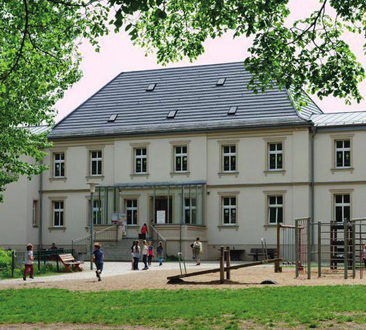 Die Dachdeckung der Schwanenteich-Schule in Neuenhagen.