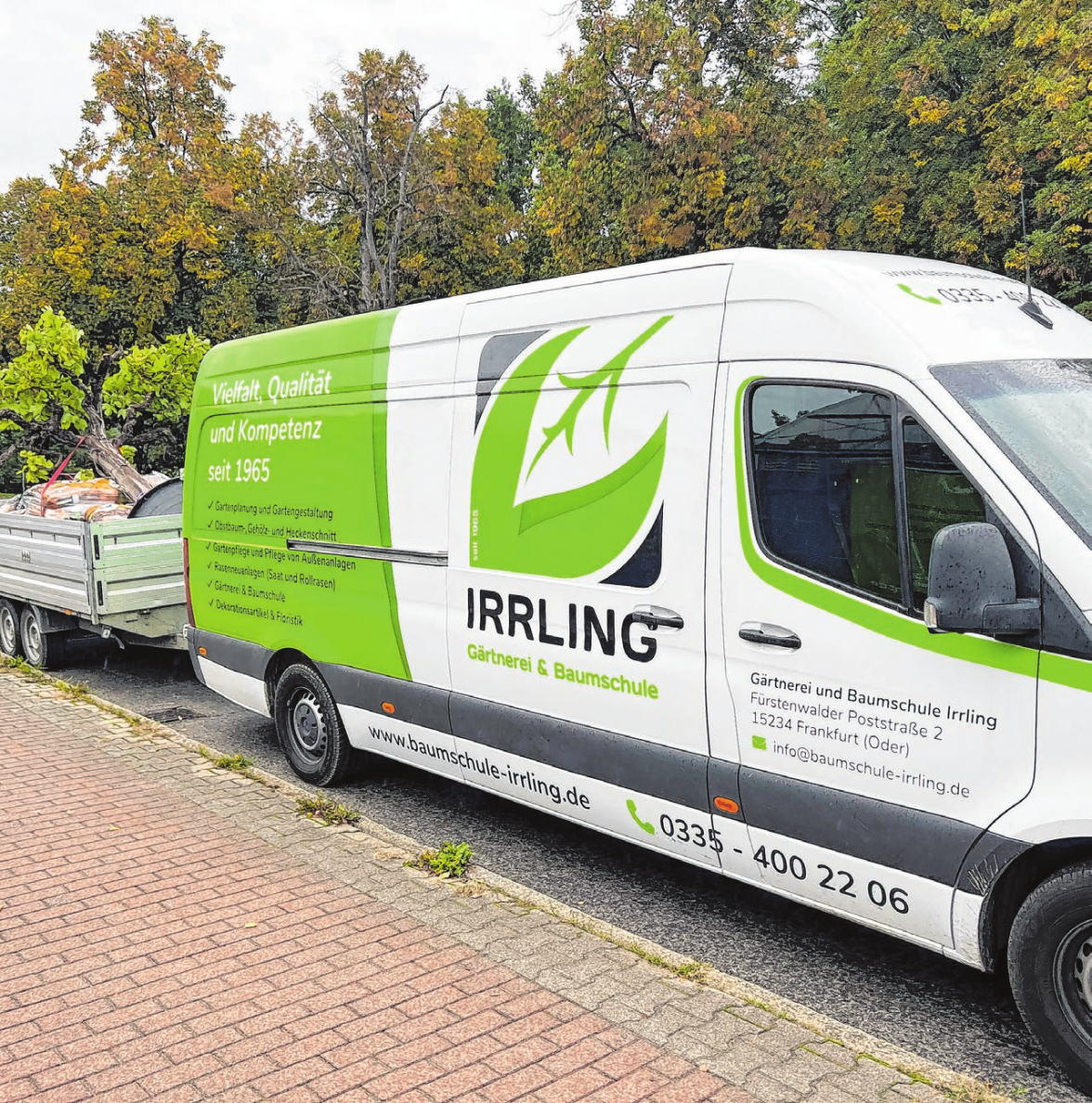 Achtung Baum im Gepäck: In der Gärtnerei die gewünschte Bepflanzung aussuchen, sich beraten lassen und dann direkt nach Hause liefern lassen. Ein Service, der bei Kunden in Frankfurt und Umgebung gern in Anspruch genommen wird.