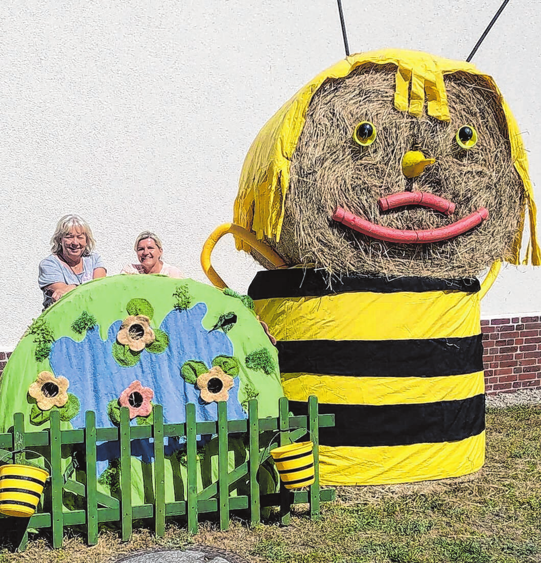 Das ganze Dorf ist wirkt mit bei der Zeidelkirmes - so auch Angela Poy und Heike Böttcher. Foto: Marianne Schaar