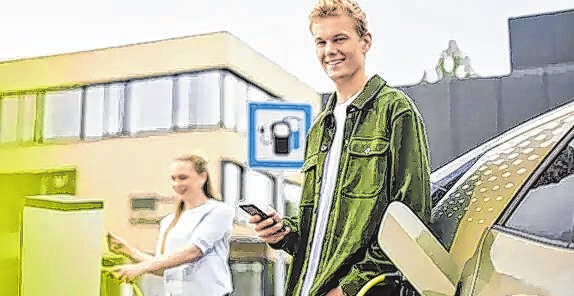 Junge Menschen haben viele Wünsche. Zum Beispiel nach einem neuen Auto, das idealerweise auch noch elektrisch fahren soll. Ratschläge, wie solche Wünsche finanziert werden können, gibt es beim Experten, zum Beispiel den Mitarbeitern der LVM-Agentur Pfeiffer in Dolgelin. Foto: LVM