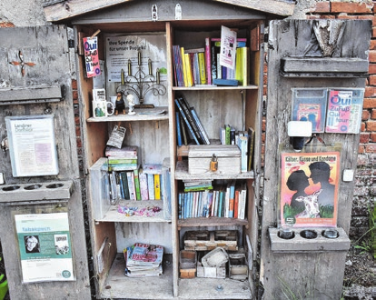 Auch der Bücherschrank unweit der Schlossruine atmet einen Hauch Geschichte.