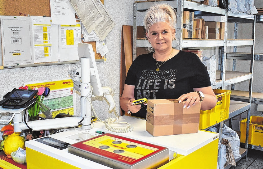 Sabrina Rietz arbeitet in der Poststelle in der Plachestraße.