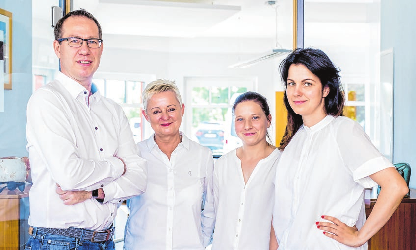 Arbeiten sich gerade in die neueste Programm-Technik ein: das Verwaltungsteam.