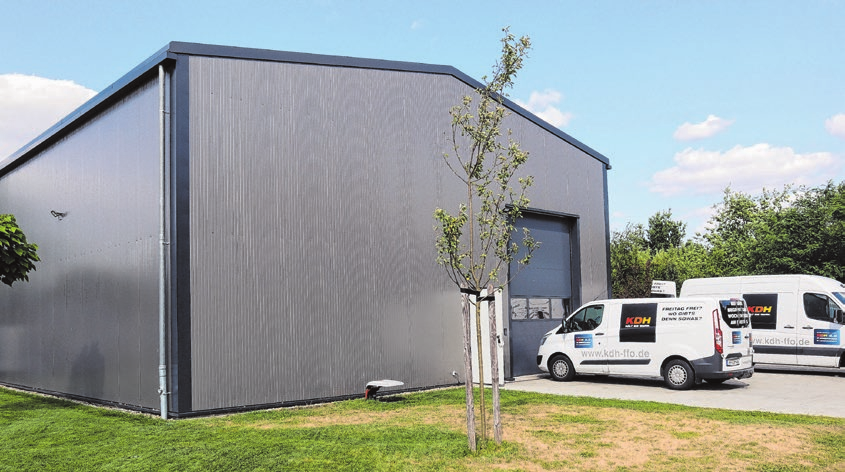 Vor zwei Jahren wurde auf dem Firmensitz in Markendorf eine große Lagerhalle mit Solarzellen errichtet. Foto: Anna Pröschild