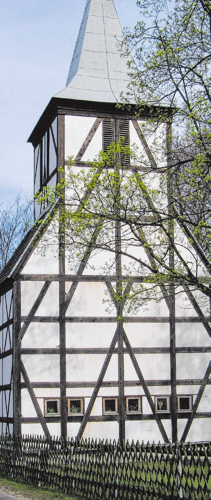 1600: Neubau der noch heute existierenden Fachwerkkirche. 1965 wurde das Gebäude saniert. Foto: Heimatverein Rießen