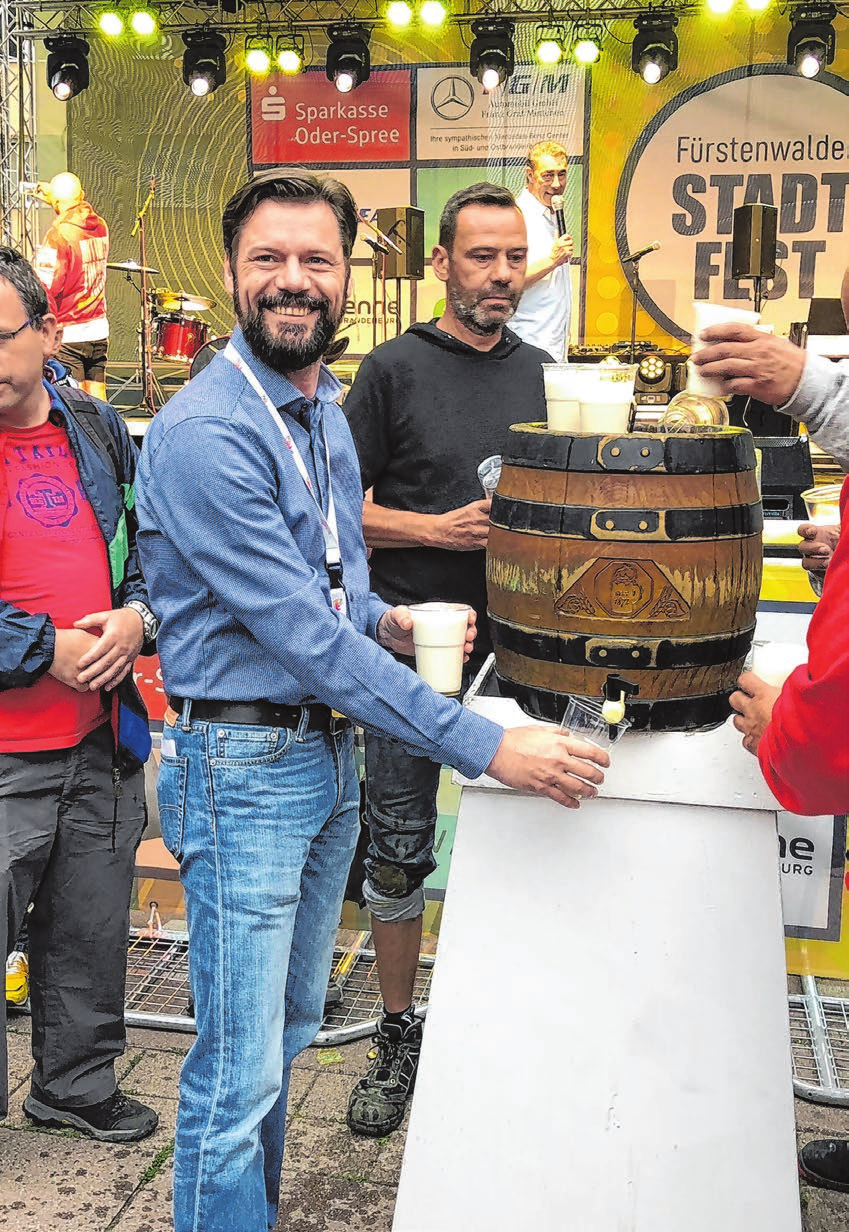Bürgermeister Matthias Rudolph beim traditionellen Bierfassanstich Foto: Bettina Winkler