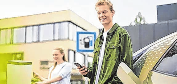 Junge Menschen haben viele Wünsche. Zum Beispiel nach einem neuen Auto, das idealerweise auch noch elektrisch fahren soll. Ratschläge, wie solche Wünsche finanziert werden können, gibt es beim Experten, zum Beispiel den Mitarbeitern der LVM-Agentur Pfeiffer in Dolgelin. Foto: LVM