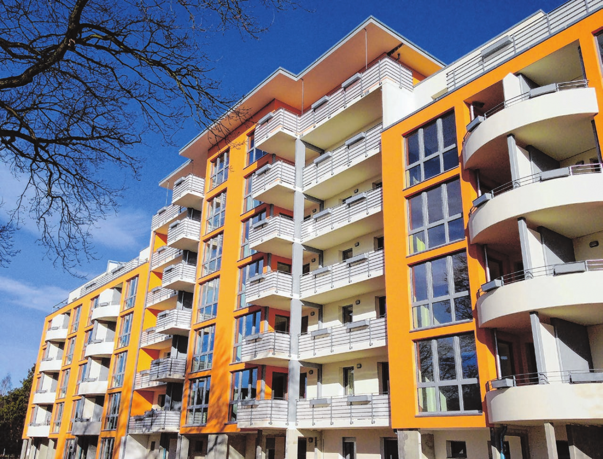 Die Fassade der Wohnanlage Glogower Ring in Eisenhüttenstadt erhielt 2012 von Müller Ausbau ein farbenfrohes „Gesicht“.