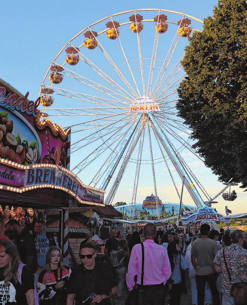 Vom Riesenrad am Oderufer gibt es einen fantastischen Blick auf das Fest sowie auf die Grenzstädte Frankfurt und Stubice. Fotos: Anna Pröschild