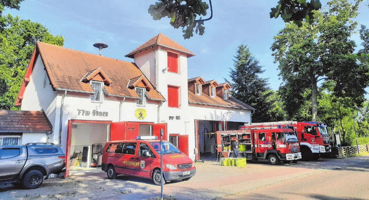 Blick auf das Gosener Feuerwehrgerätehaus, erbaut 1931 beziehungsweise 1999 (Anbau rechts), während des jüngsten Trainings der Einsatzabteilung am Freitagabend
