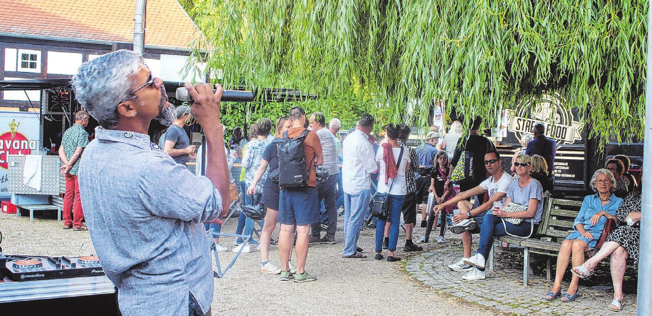 Kunst, Musik, hier Sänger Prabath auf dem Mühlenplatz, und Kulinarik verbinden sich zur Langen Nacht in Buckow. Foto: Thomas Berger