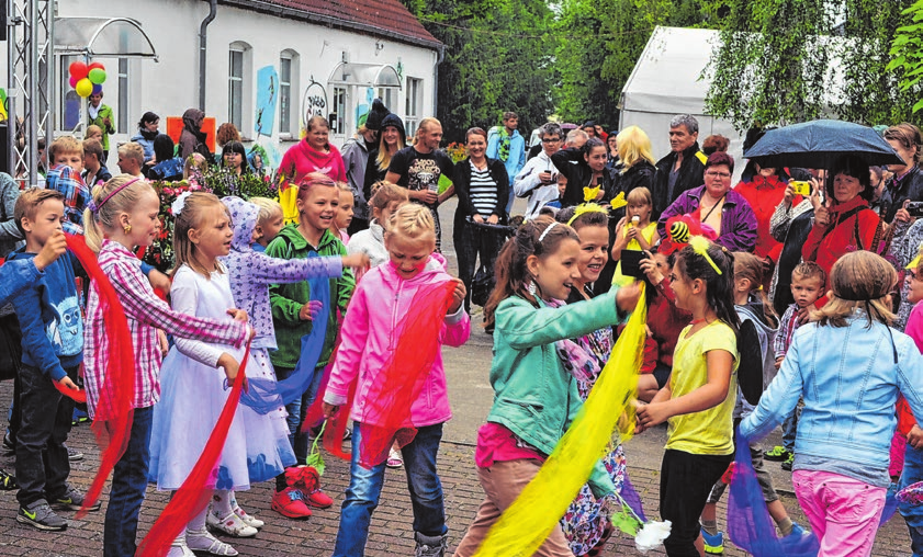 Vor der Krönung des Blumenprinzenpaares in einem der Vorjahre: Schüler der Grundschule Küstriner Vorland sangen und tanzten. Fotos: Archiv/Cornelia Mikat