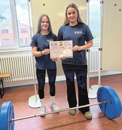 Julia Busch (r.) und Leonie Höffler präsentierten das Projekt der GewichtheberKids. Foto: TSV Blau-Weiß 65