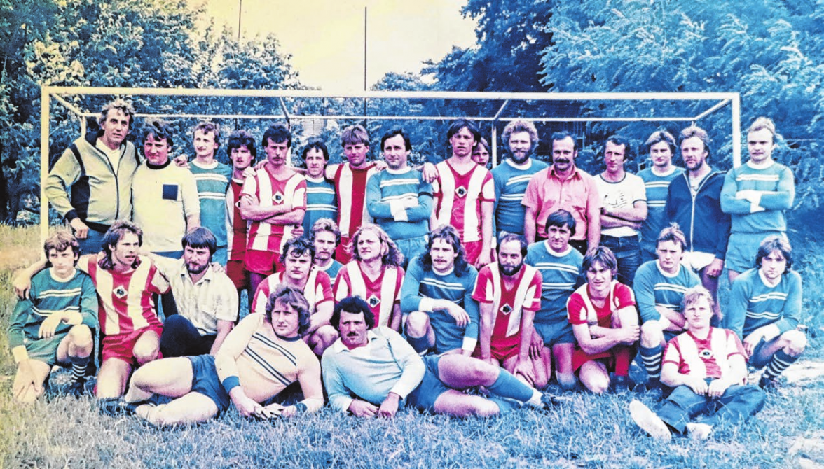 Schon in Farbe: Für dieses Gruppenbild stellte sich hier eine beachtliche Anzahl ehemals aktiver Fußballer des Herzfelder Vereins dem Fotografen. Vielleicht erkennt der eine oder andere reifere Leser hier noch einige Gesichter wieder. Foto: Archiv Verein