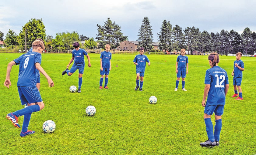Beim Ballabgabetraining in Lebus: Mit mehreren Bällen wird es kompliziert - gut dass die Regeln im Spiel nur einen Ball erlauben.