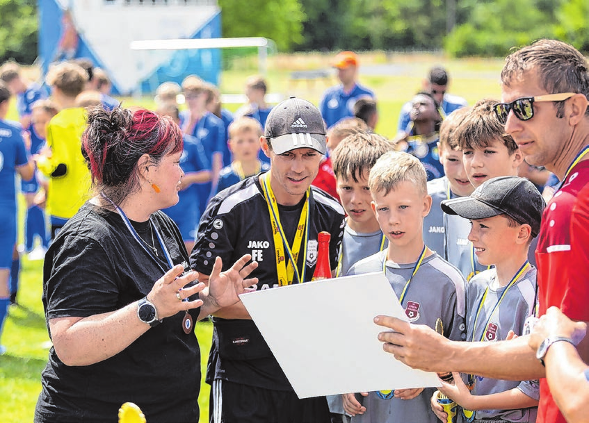 Ein großes Dankeschön richtet der SV Blau-Weiß Lebus an seine Sponsoren. Zu ihnen gehört auch Andrea Hübner-Vogt (I.), die Anfang Juli den Edeka-Cup ausrichtete. Foto: SV Blau-Weiß Lebus