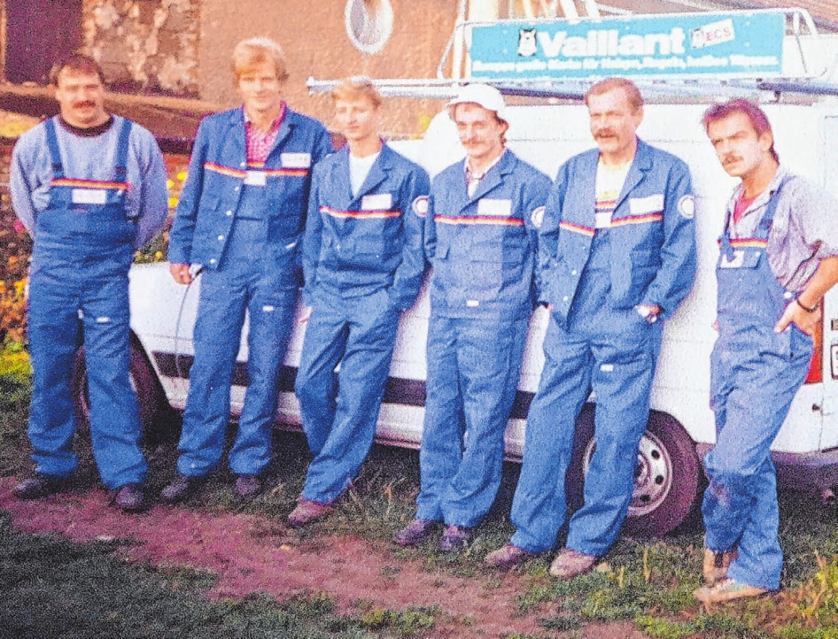 Historisches Foto: Herbert Treichel als Vaillant-Partner mit seinem Team aus der Anfangszeit in Gielsdorf.