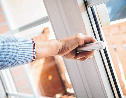 Fenster mit niedrigem g-Wert schützen im Sommer vor Hitze, lassen aber im Winter weniger Sonnenwärme rein. Foto: Klose/dpa-mag