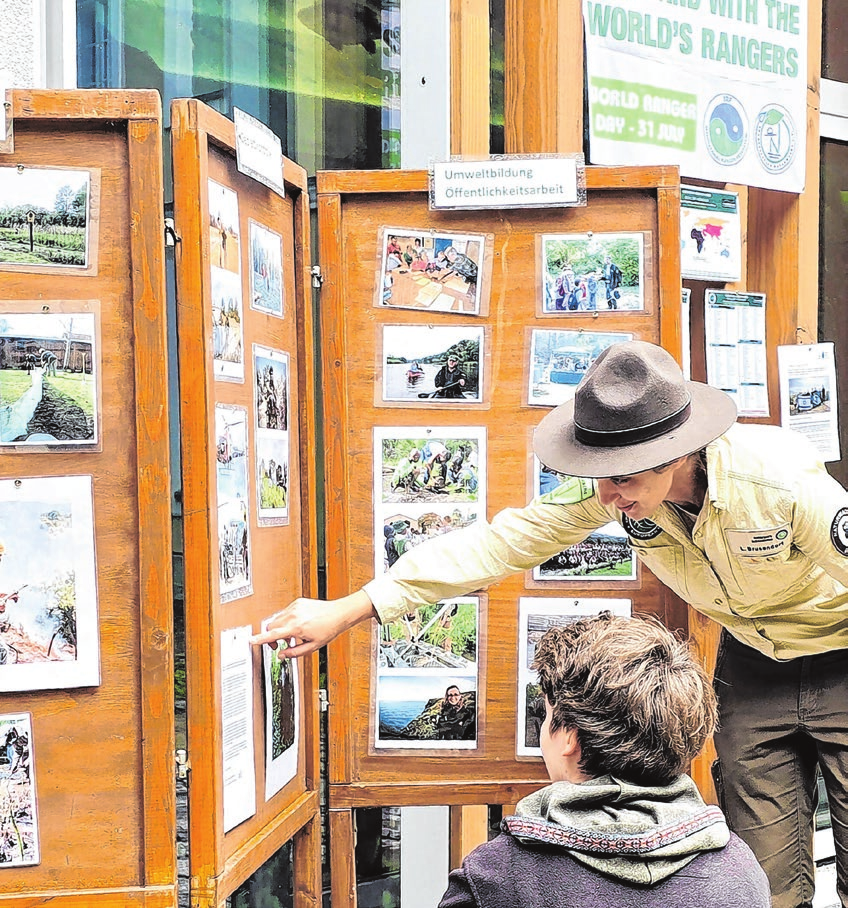 Am World Ranger Day 2025 erklärt Lydia Brusendorf einem Besucher die Aufgaben der Ranger. Foto: Mario Bortel
