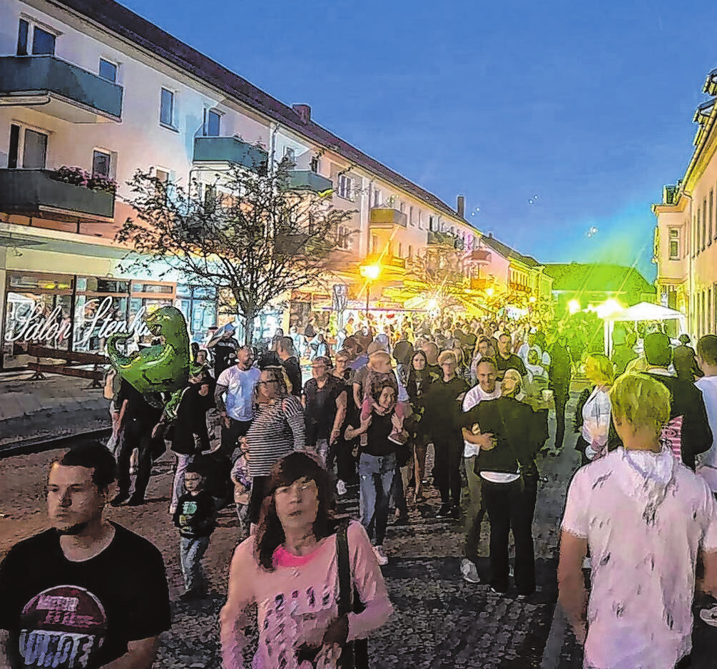 Die beiden Fotos von der „,Langen N8“ des Jahrgangs 2024 stellte der Mittelstandsverein als Mitorganisator zur Verfügung.